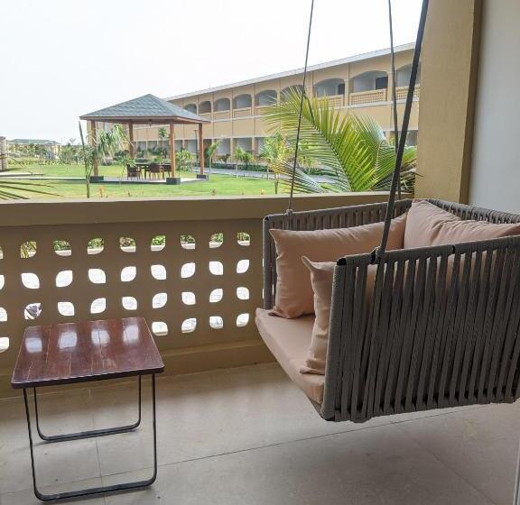 اتاق اجرایی با تخت بزرگ, Hawthorn Suites By Wyndham Dwarka