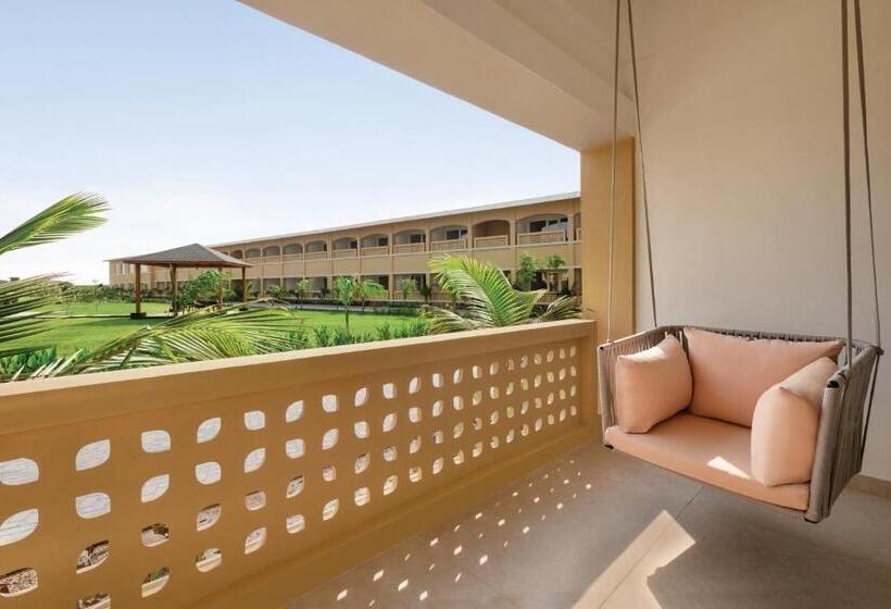 اتاق استاندارد با تخت بزرگ برای معلولان, Hawthorn Suites By Wyndham Dwarka