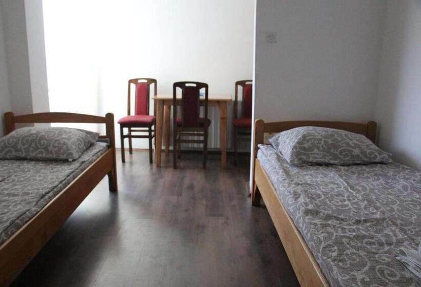 اتاق استاندارد سه نفره, Hostel S