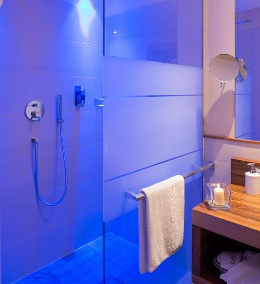سوییت جونیور در طبقه همکف, Emmy  Five Elements