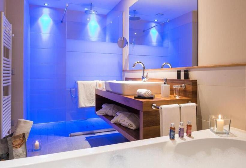 سوئیت 2 خوابه, Emmy  Five Elements