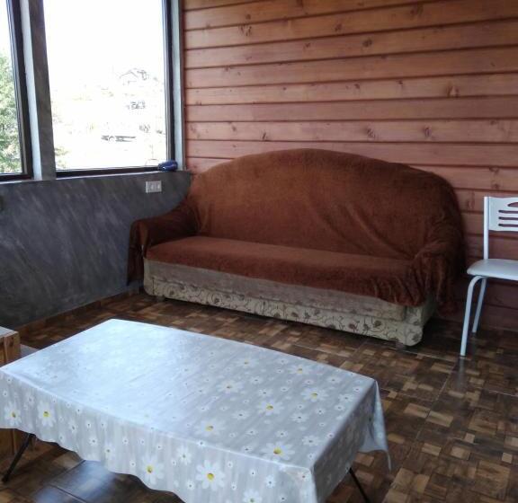 اتاق استاندارد سه تخته با سرویس بهداشتی مشترک, Family Hotel Mtamta