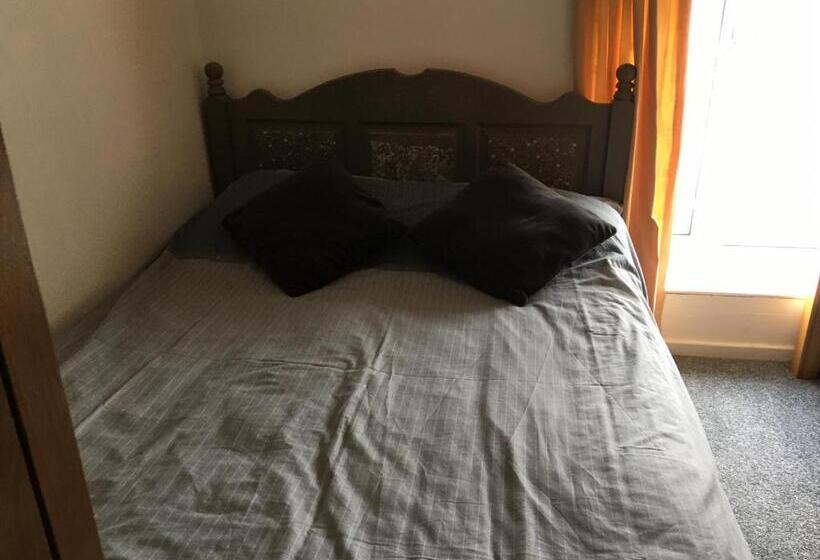 Семейный Номер, Pantyrathro International Hostel