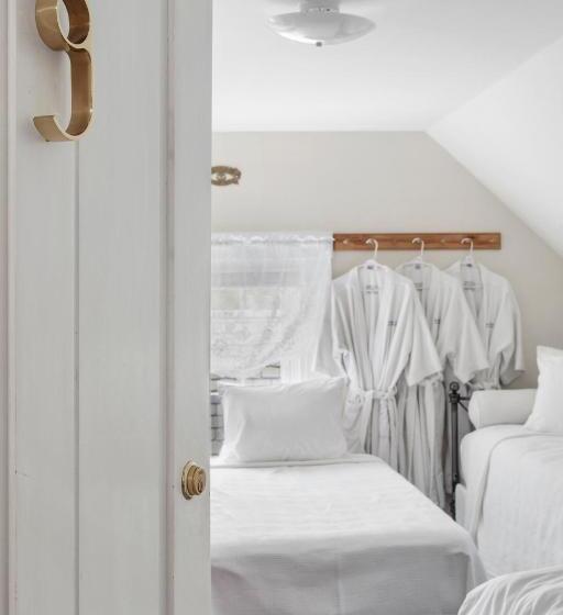 Номер Стандарт Четырехместный Совместный Санузел, Seaside Inn