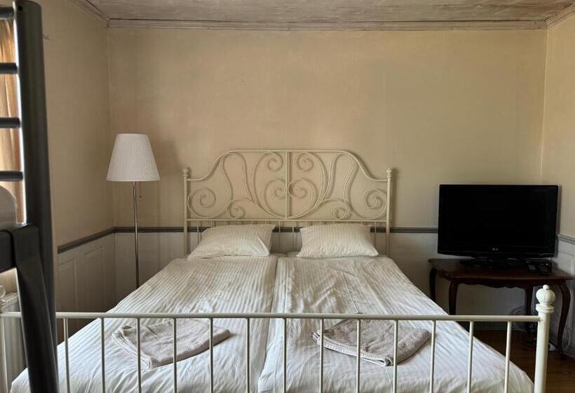 Camera Familiare Bagno Condiviso, Hallagårdens B&b