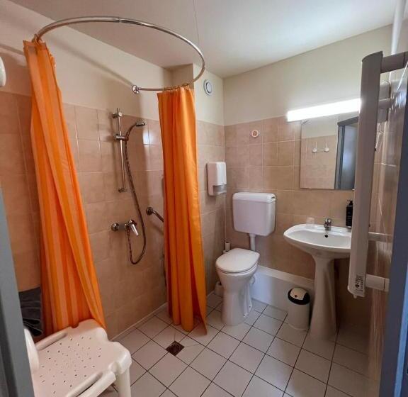 اتاق اکونومی یک تخته, Au Bec Fin Hôtel