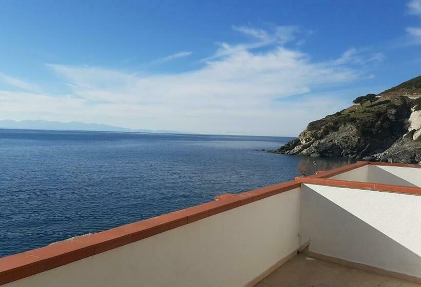 带一个卧室和一个阳台的海景公寓, Appartamenti   Villa Mare