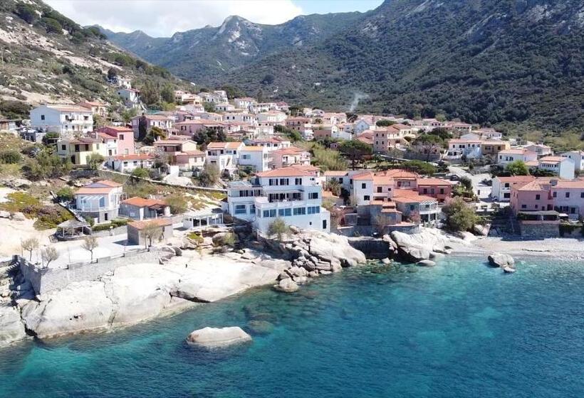 带一个卧室和一个阳台的海景公寓, Appartamenti   Villa Mare
