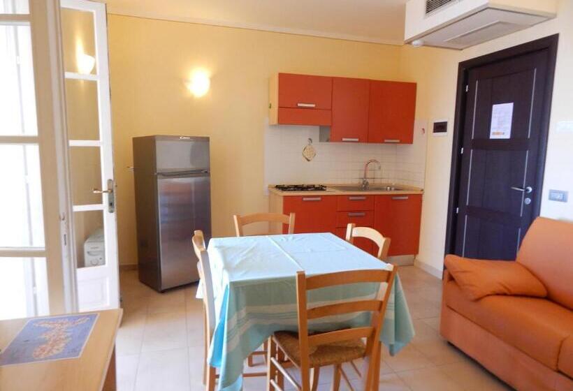 带一个卧室和一个阳台的海景公寓, Appartamenti   Villa Mare