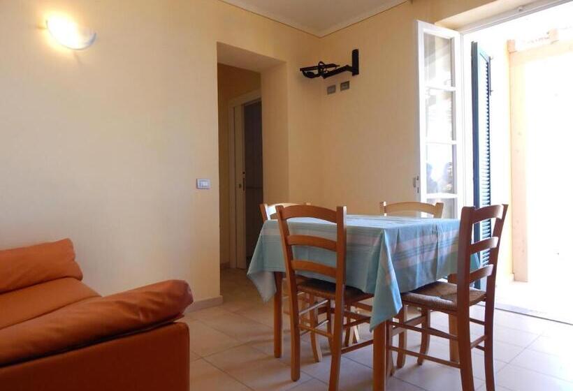 带一个卧室和一个阳台的海景公寓, Appartamenti   Villa Mare