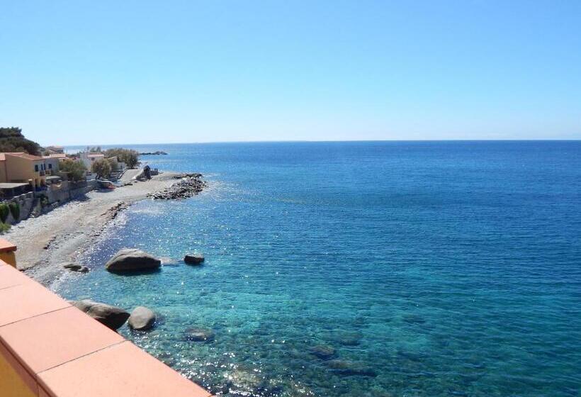 带一个卧室和一个阳台的海景公寓, Appartamenti   Villa Mare