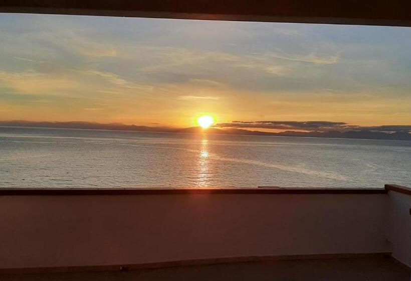 דירת חדר עם נוף לים ומרפסת, Appartamenti   Villa Mare