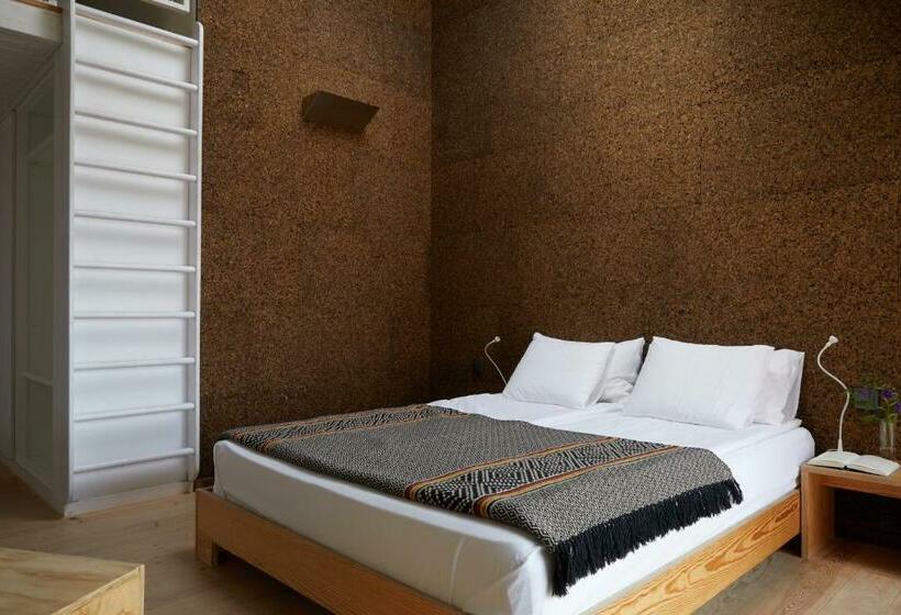 Номер Deluxe, Cavalo De Madeira