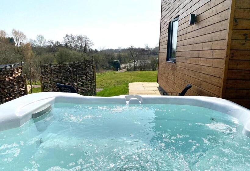 자쿠지 스위트, The Baiting House