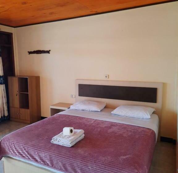 Superior room with lake view, Mas Cottages