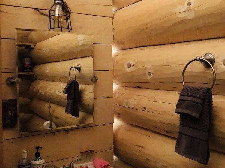 Хижина, Wrangell Mountain Lodge  Private Bathroom With Shower