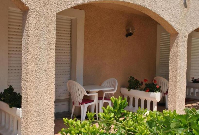 Номер Стандарт Вид на Бассейн, Hostellerie Saint Benoît
