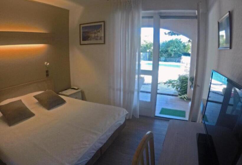 Номер Стандарт Вид на Бассейн, Hostellerie Saint Benoît