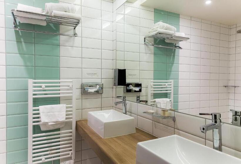 Четырехместный Номер Стандарт, Logis Le Rabelais Hôtel  Restaurant   Spa