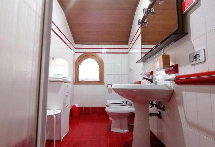 اتاق سه‌نفرۀ استاندارد با سرویس بهداشتی بیرون از اتاق, La Pecora Nera Bed & Breakfast Belluno