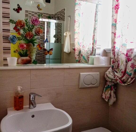 اتاق استاندارد سه نفره, Sally S B&b