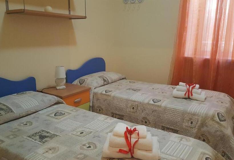 آپارتمان یک خوابه با دری مشترک که هال را جدا می کند., B&b Casale Shanti