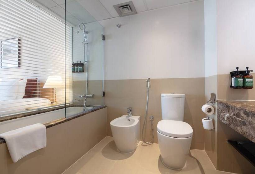 اتاق استاندارد با بالکن و چشم‌انداز دریا, Crowne Plaza Muscat, An Ihg