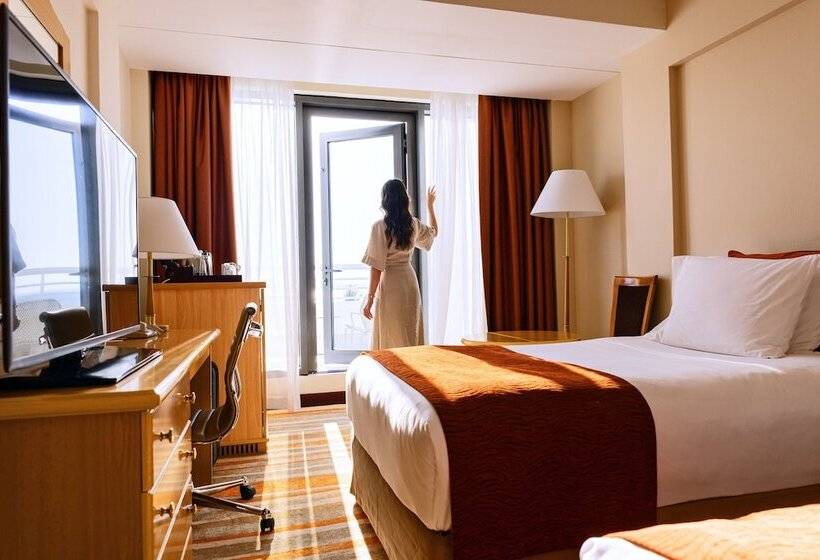 اتاق استاندارد با بالکن و چشم‌انداز دریا, Crowne Plaza Muscat, An Ihg