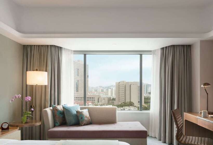 Номер Deluxe, Shangri La Qingdao   May Fourth Square