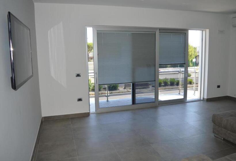 آپارتمان یک خوابه با دری مشترک که هال را جدا می کند., B&b Vesuvius