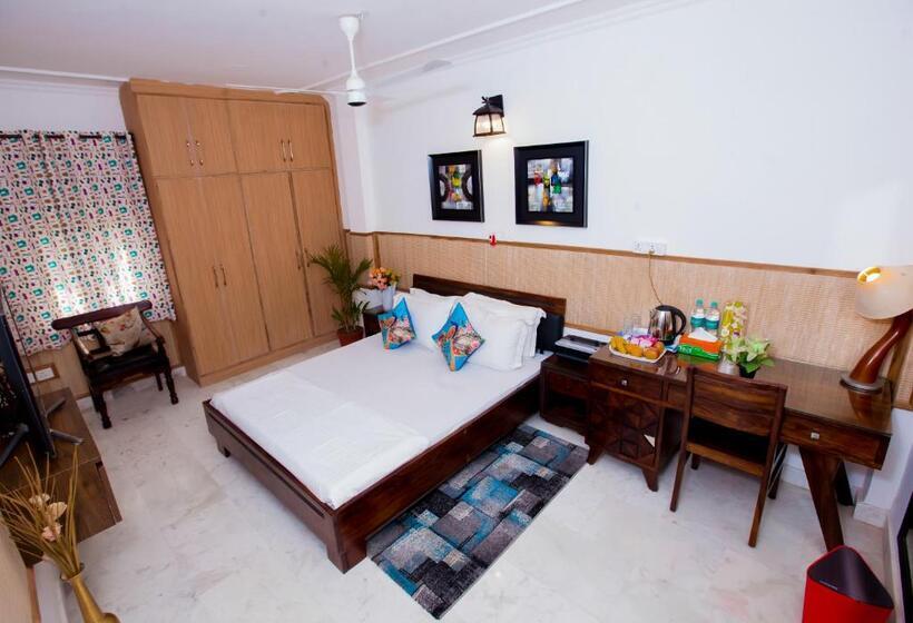 اتاق سوپریور با تخت بزرگ, House Of Comfort Noida
