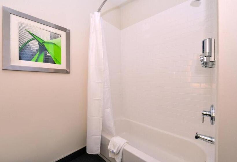 带大床的标准间, Four Points By Sheraton Mount Prospect O’hare
