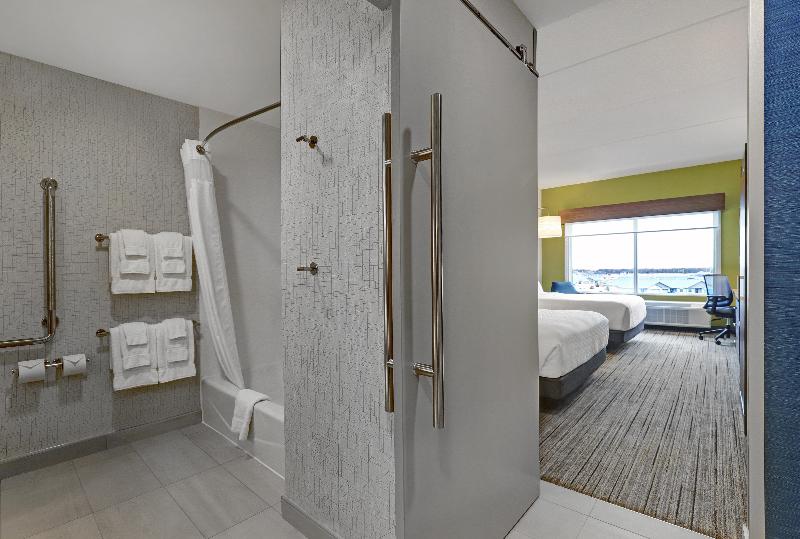 残疾人使用的带特大床的标准间, Holiday Inn Express & Suites   Port Elgin