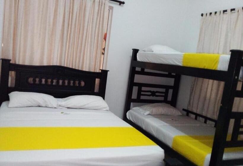 اتاق استاندارد چهار تخته, West Plaza