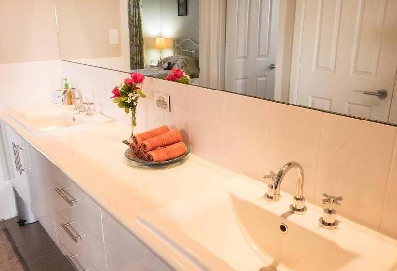 Люкс 2 Спальни, Rezare House Bed & Breakfast