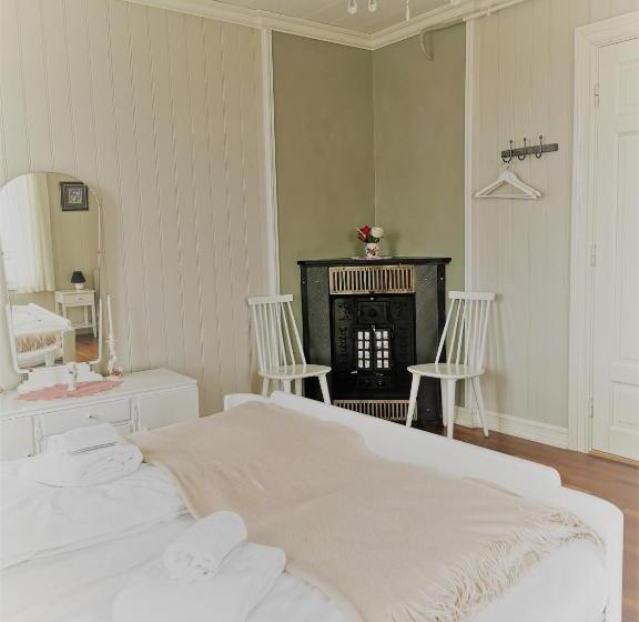 Номер Стандарт Трехместный, Sakrisøy Gjestegård   Manor House In Sakrisøy   Solbakken Anno 1880