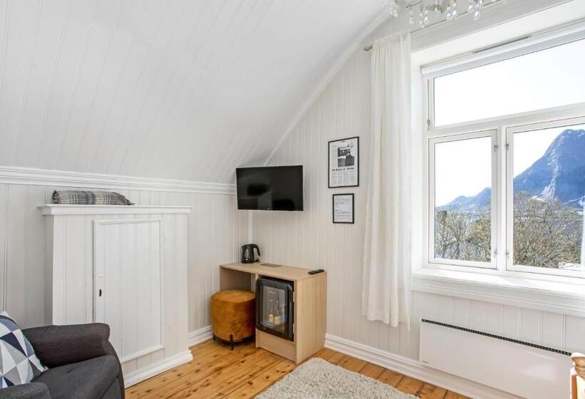 Superior Kamer met Uitzicht op Zee, Sakrisøy Gjestegård   Manor House In Sakrisøy   Solbakken Anno 1880