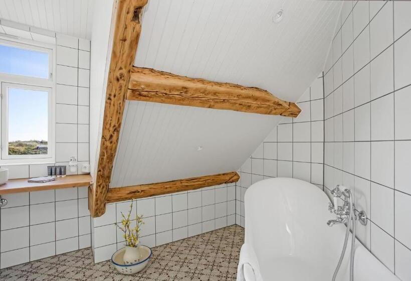 Superior Kamer met Uitzicht op Zee, Sakrisøy Gjestegård   Manor House In Sakrisøy   Solbakken Anno 1880