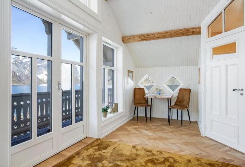 Deluxe Suite met Uitzicht op Zee, Sakrisøy Gjestegård   Manor House In Sakrisøy   Solbakken Anno 1880