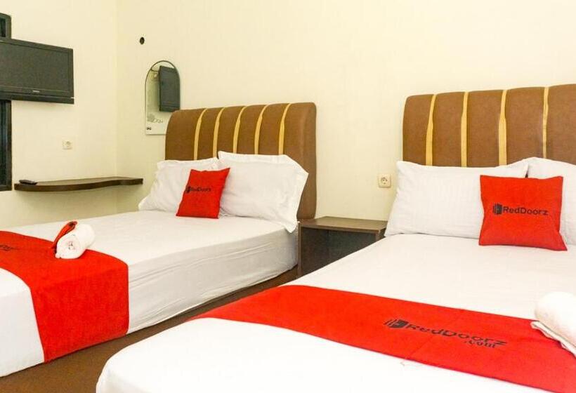 Семейный Номер, Reddoorz Near Sentani Airport Jayapura