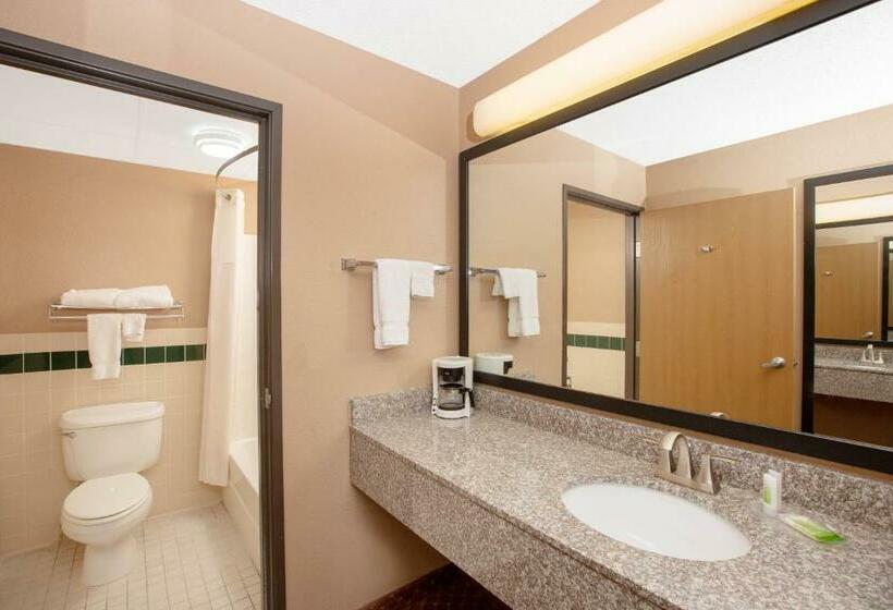 Люкс Deluxe Кровать Кинг, Americinn By Wyndham Coralville
