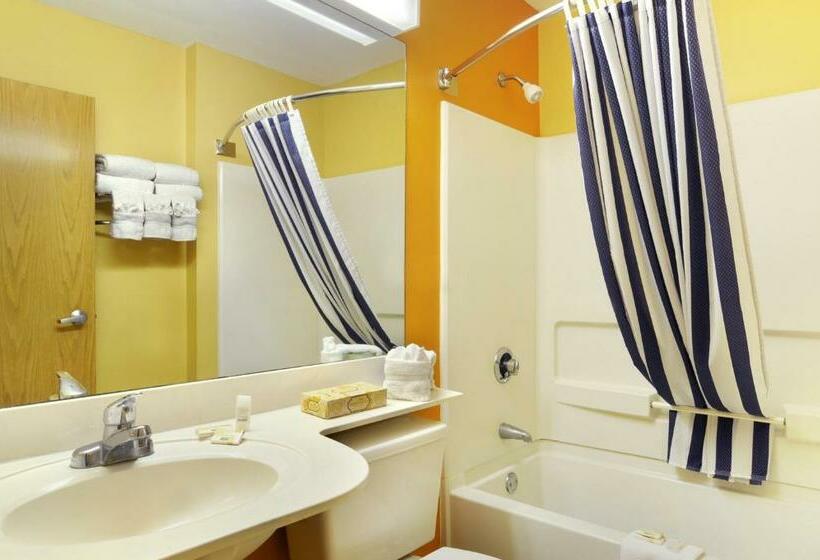 Номер Deluxe, Hometown Inn & Suites Jacksonville Butler Blvd./southpoint