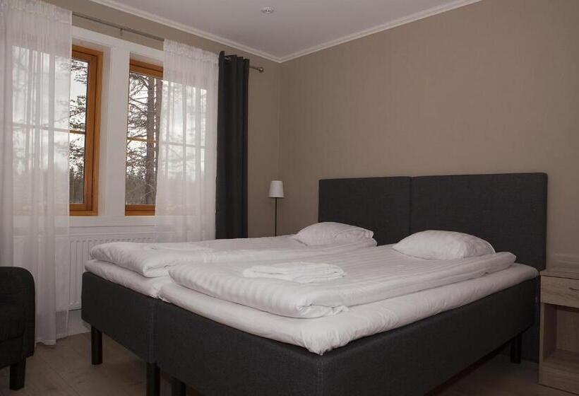 家庭间, Pinetree Lodge