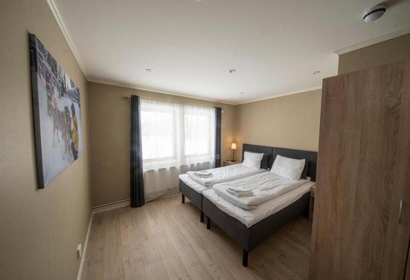 家庭间, Pinetree Lodge