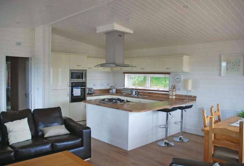 Дом 2 Спальни, Warren Lodges