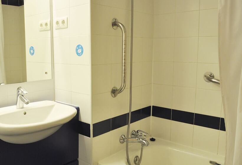 Habitación Triple Estándar, Travelodge Torrelaguna