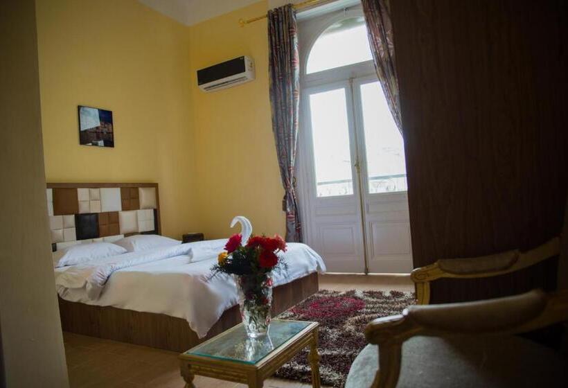 استودیو خانوادگی, New Grand Royal Hotel Cairo