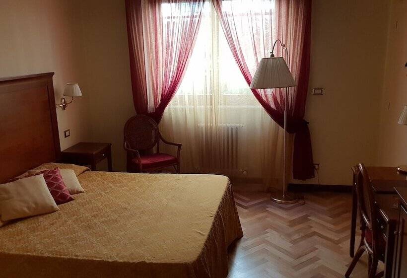 اتاق اکونومی, Alessandro Della Spina
