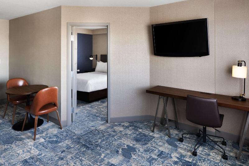 جناح سرير ملكى, Four Points By Sheraton Edmonton South