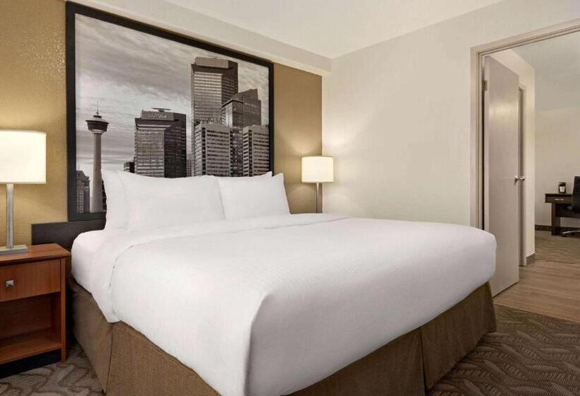 キングサイズベッドのスイートルーム, Super 8 By Wyndham Calgary Shawnessy Area